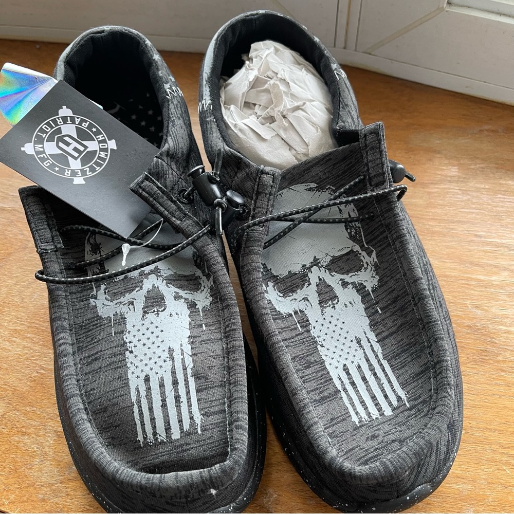 Howitzer Men's 7 Slip-On Shoes Roam Live Free Sneakers Skull Flag Footwear New